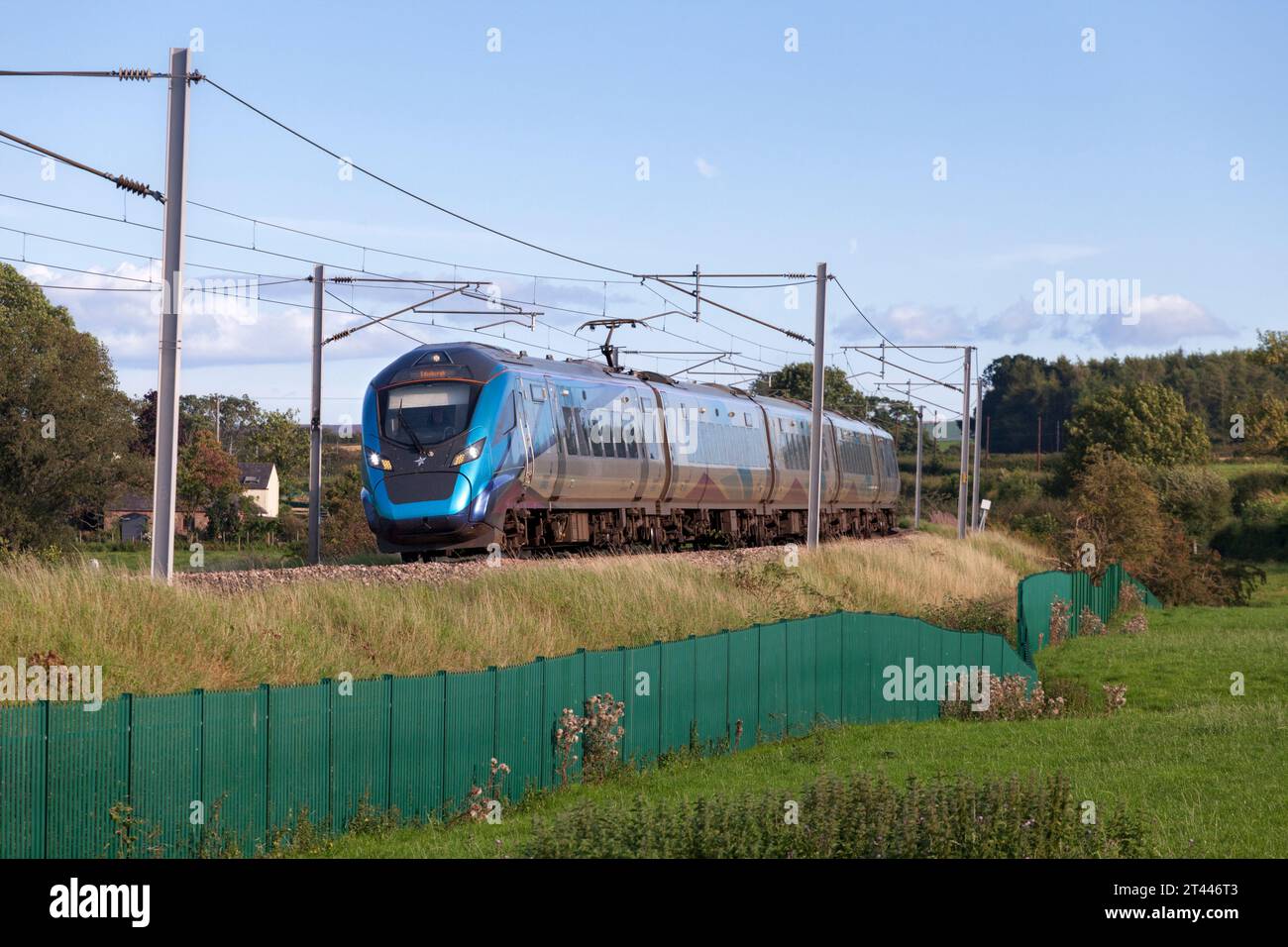 First Transpennine Express CAF classe 397 397001 sulla linea principale della costa occidentale passando per la campagna Cumbria Foto Stock