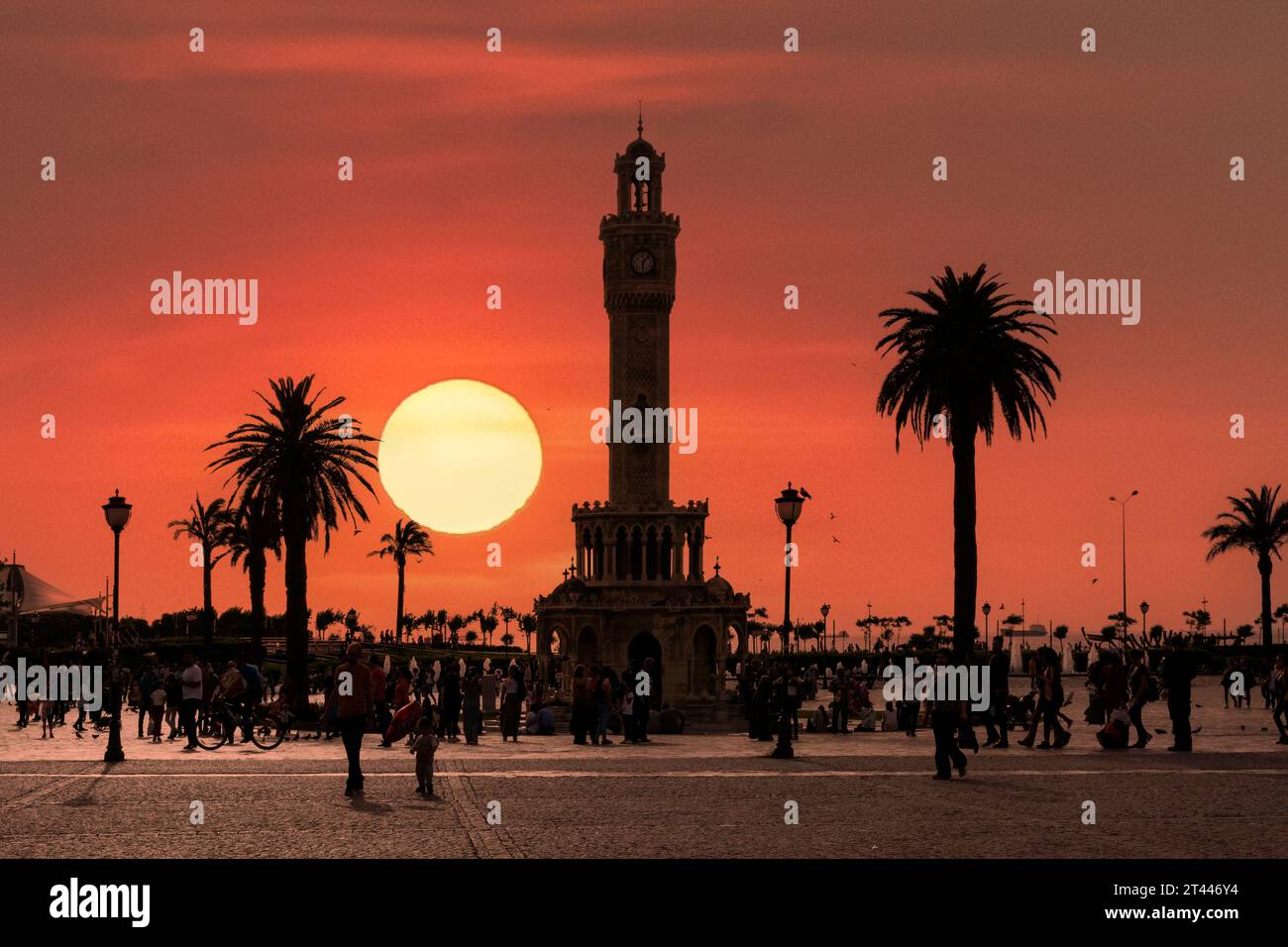Torre dell'orologio al tramonto in Piazza Konak nel quartiere Konak di Smirne, Turchia Foto Stock