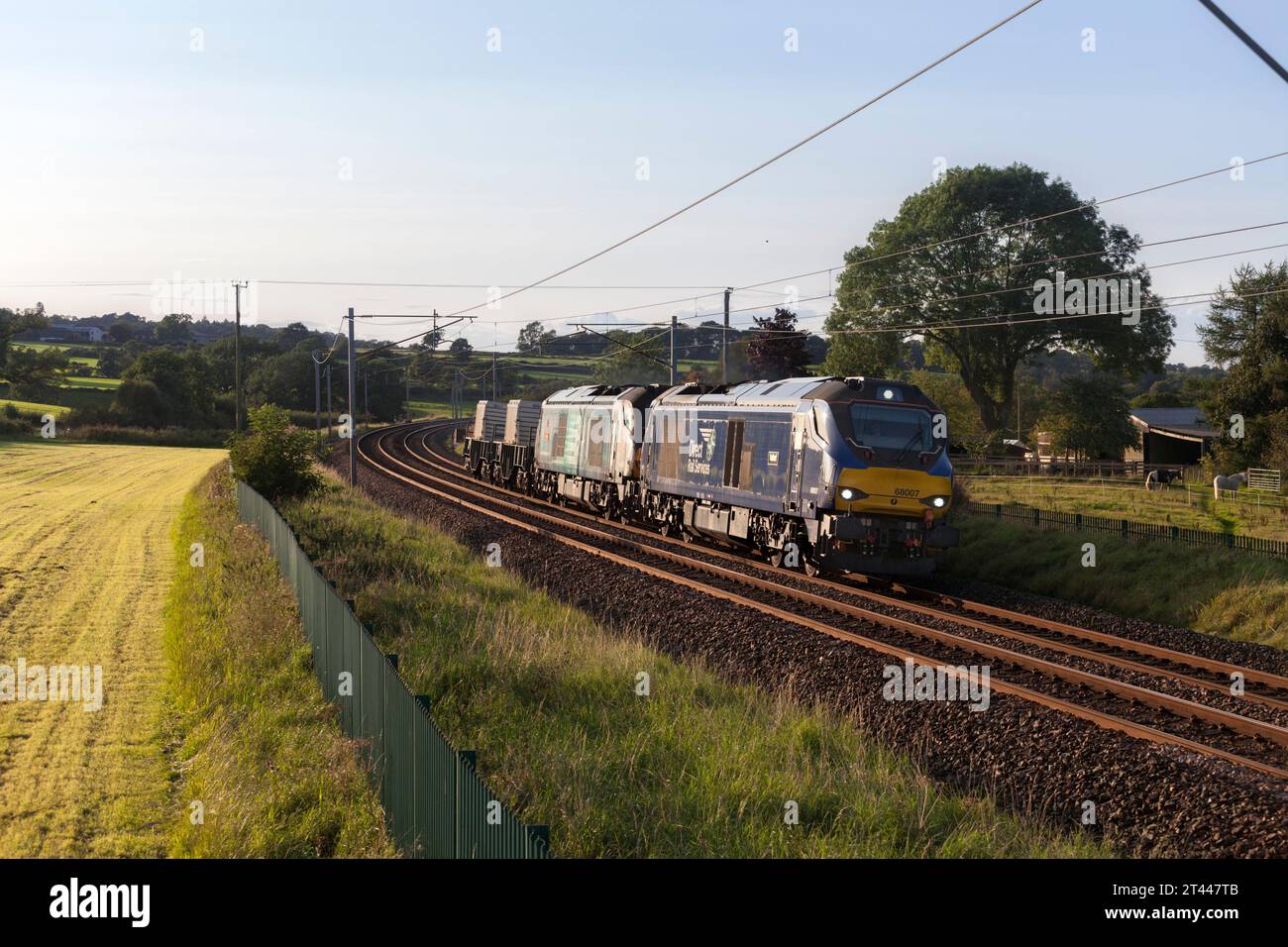 Servizi ferroviari diretti classe 68 locomotive 68007 + 68033 con un treno di fiasche nucleare sulla linea principale della costa occidentale in Cumbria Foto Stock