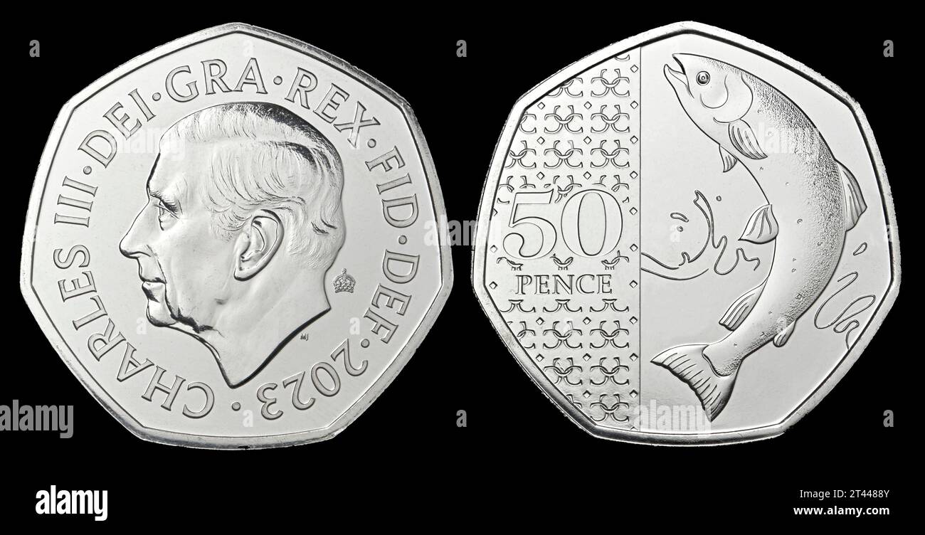 Prima moneta definitiva da 50p con re Carlo III, emessa nel 2023. Salmone Atlantico Foto Stock