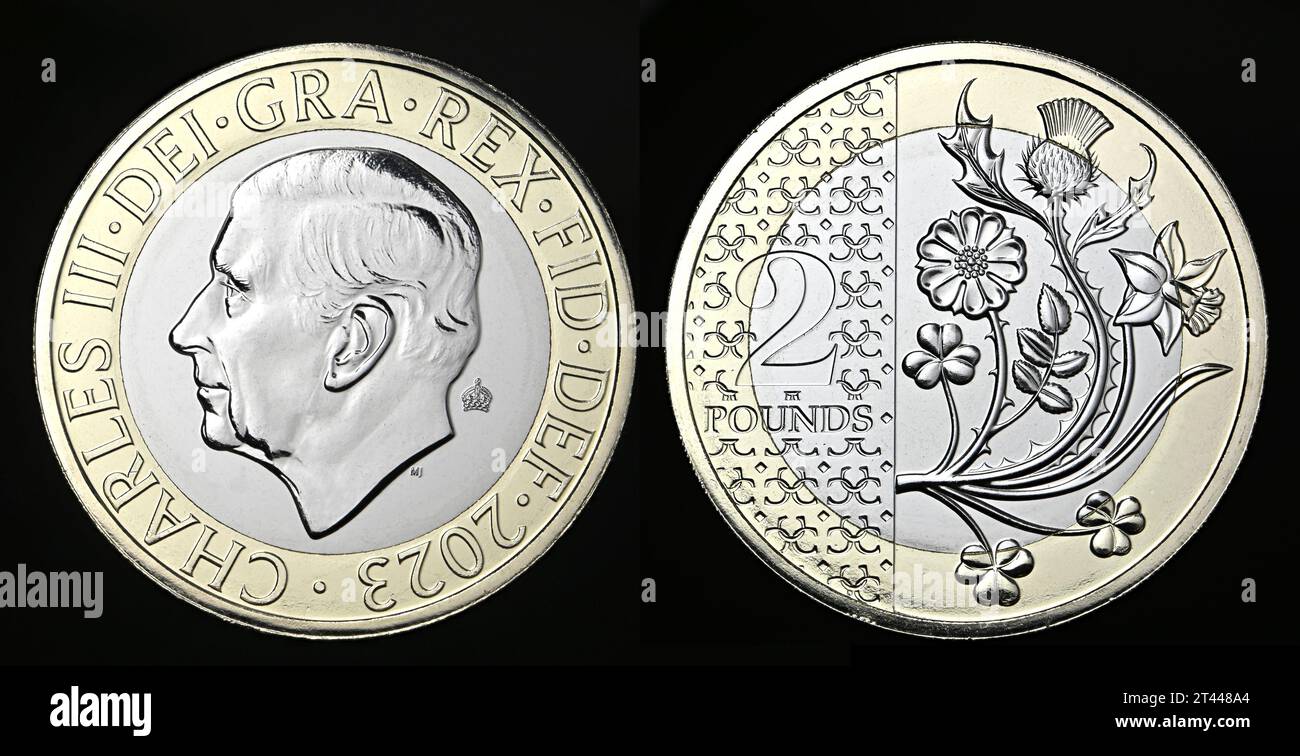 Prima moneta definitiva da 2 sterline con re Carlo III, emessa nel 2023. National Flowers Foto Stock