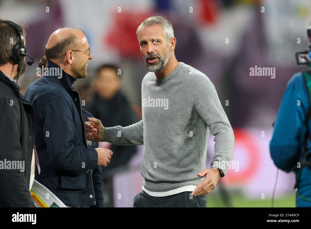 Lipsia, Germania. 28 ottobre 2023. Calcio: Bundesliga, Matchday 9, RB Leipzig - 1. FC Köln alla Red Bull Arena. L'allenatore di Lipsia Marco Rose arriva allo stadio. Credito: Jan Woitas/dpa - NOTA IMPORTANTE: conformemente ai requisiti della DFL Deutsche Fußball Liga e della DFB Deutscher Fußball-Bund, è vietato utilizzare o far utilizzare fotografie scattate nello stadio e/o della partita sotto forma di immagini di sequenza e/o serie di foto simili a video./dpa/Alamy Live News Foto Stock