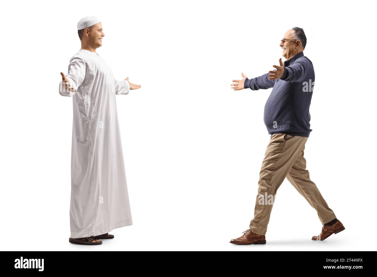 Giovane musulmano in abiti etnici che saluta un uomo maturo isolato su sfondo bianco Foto Stock