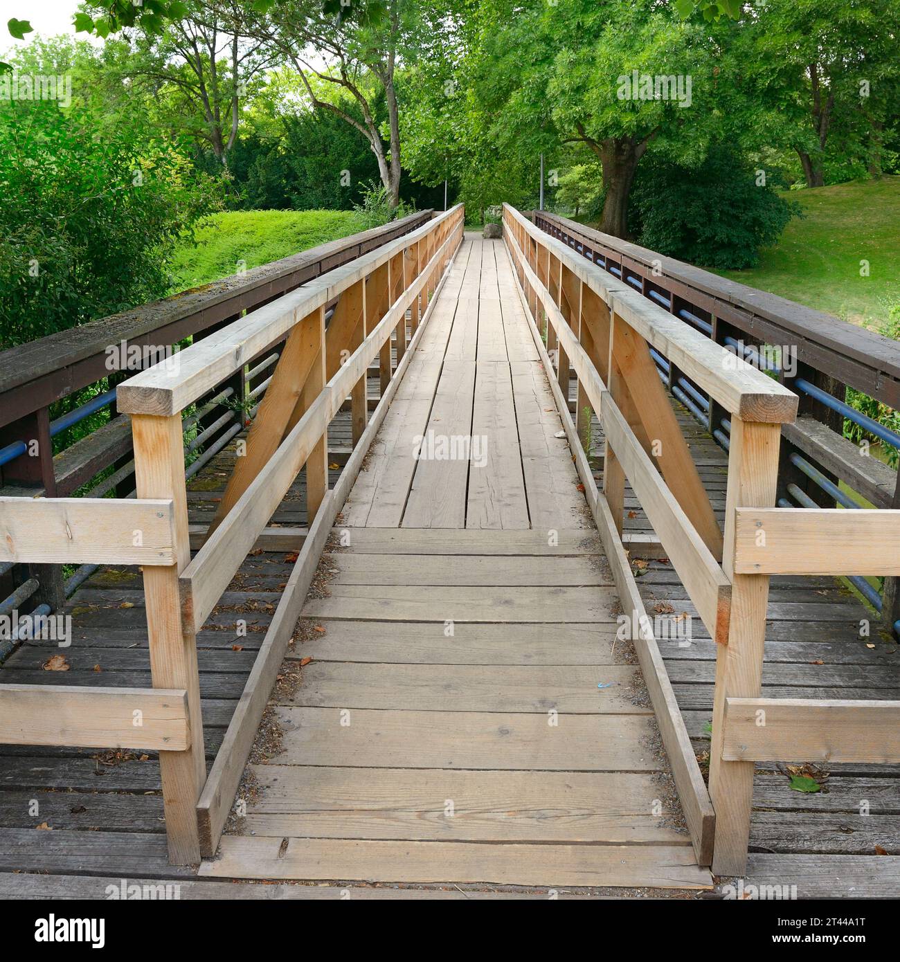 Ponti di legno sospesi immagini e fotografie stock ad alta risoluzione -  Alamy