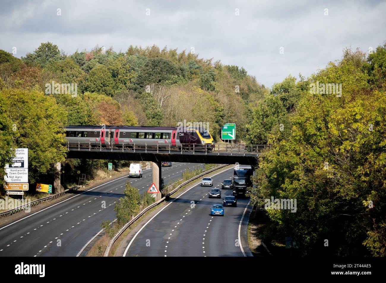 Un treno diesel CrossCountry Voyager che attraversa la strada A46, Leek Wootton, Warwickshire, Regno Unito Foto Stock