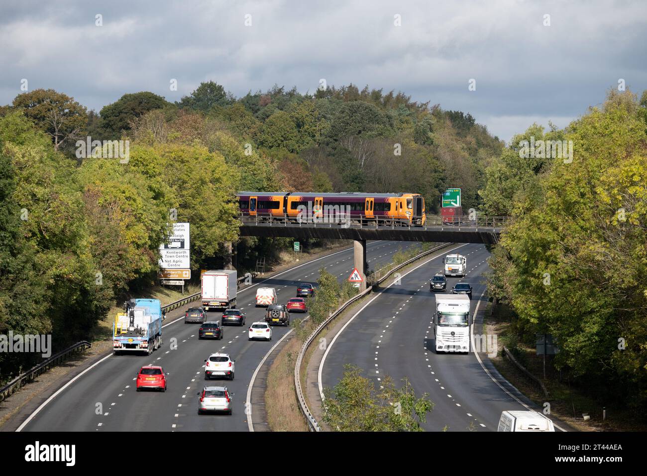 Un treno diesel classe 196 della West Midlands Railway che attraversa la strada A46, Leek Wootton, Warwickshire, Regno Unito Foto Stock