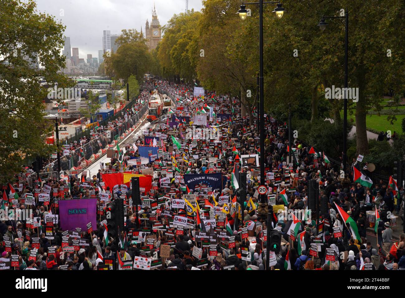 Centro di Londra, 28 ottobre 2023, Regno Unito - si stima che 150 persone abbiano marciato ancora una volta per le strade di Londra per opporsi al bombardamento di Gaza da parte di Isreal, in risposta al settimo attacco di ottobre contro Israele. La marcia era rumorosa, grande e rumorosa, ma tranquilla. La marcia impiegò diversi hpurs per raggiungere la sua destinazione in Parliamnet Square, con molti congrui a Whitehall e vicino a Traflagar Square. Crediti: Natasha Quarmby/Alamy Live News Foto Stock