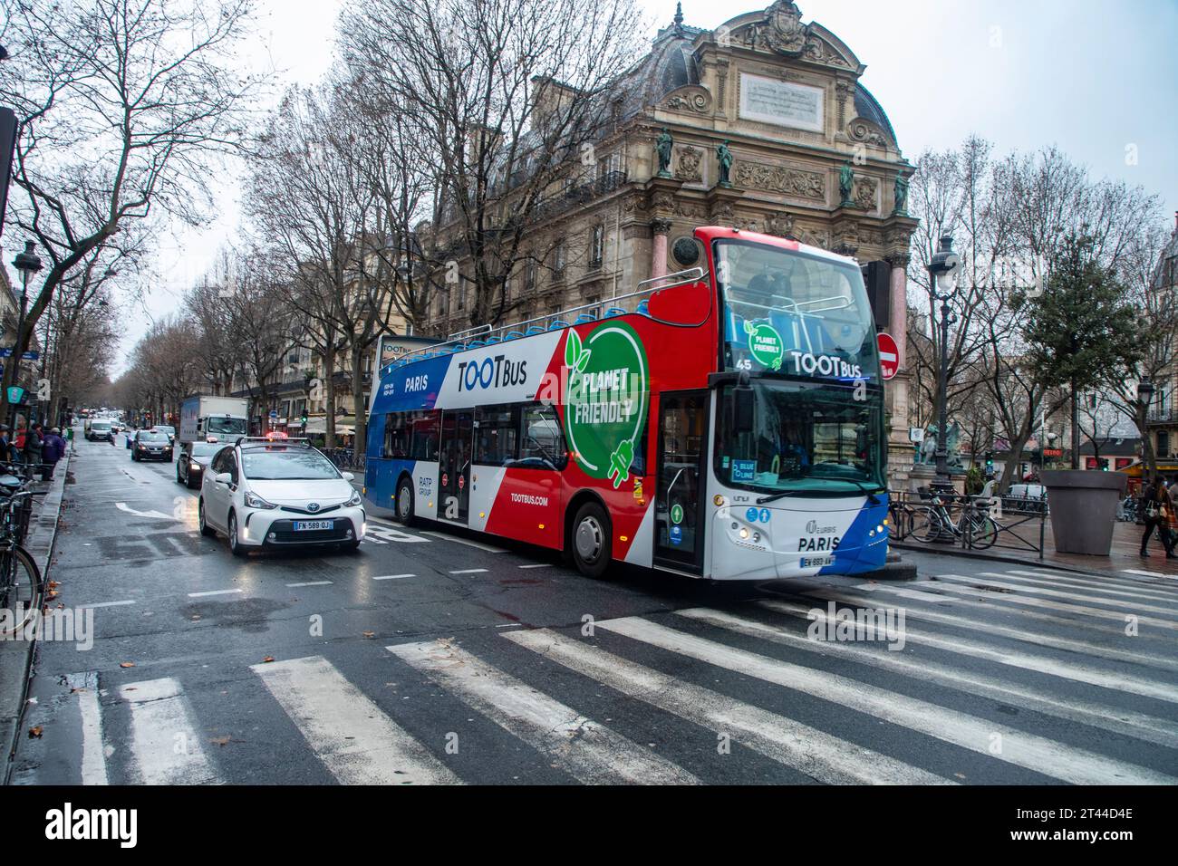 Un autobus turistico Hop-On Hop-Off Tootbus viaggia lungo le strade di Parigi, Francia. Foto Stock