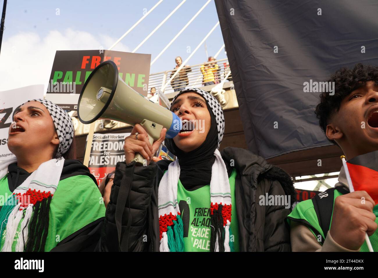 Centro di Londra, 28 ottobre 2023, Regno Unito - si stima che 150 persone abbiano marciato ancora una volta per le strade di Londra per opporsi al bombardamento di Gaza da parte di Isreal, in risposta al settimo attacco di ottobre contro Israele. La marcia era rumorosa, grande e rumorosa, ma tranquilla. La marcia impiegò diversi hpurs per raggiungere la sua destinazione in Parliamnet Square, con molti congrui a Whitehall e vicino a Traflagar Square. Crediti: Natasha Quarmby/Alamy Live News Foto Stock