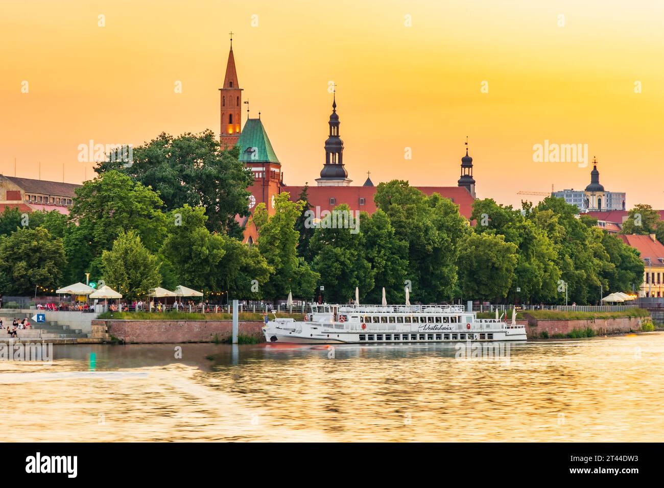 Breslavia, Polonia - giugno 25 2023: Splendido e colorato paesaggio urbano della città vecchia e passeggiata nella città di Breslavia sul fiume Odra presso la splendida Golden hou Foto Stock