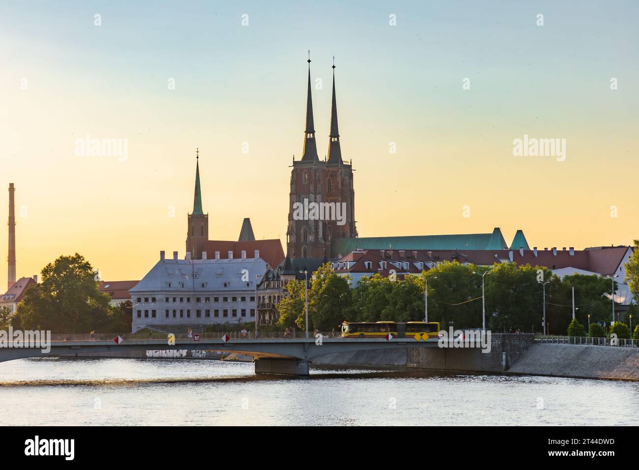 Breslavia, Polonia - giugno 25 2023: Splendido e colorato paesaggio urbano della città vecchia e passeggiata nella città di Breslavia sul fiume Odra presso la splendida Golden hou Foto Stock