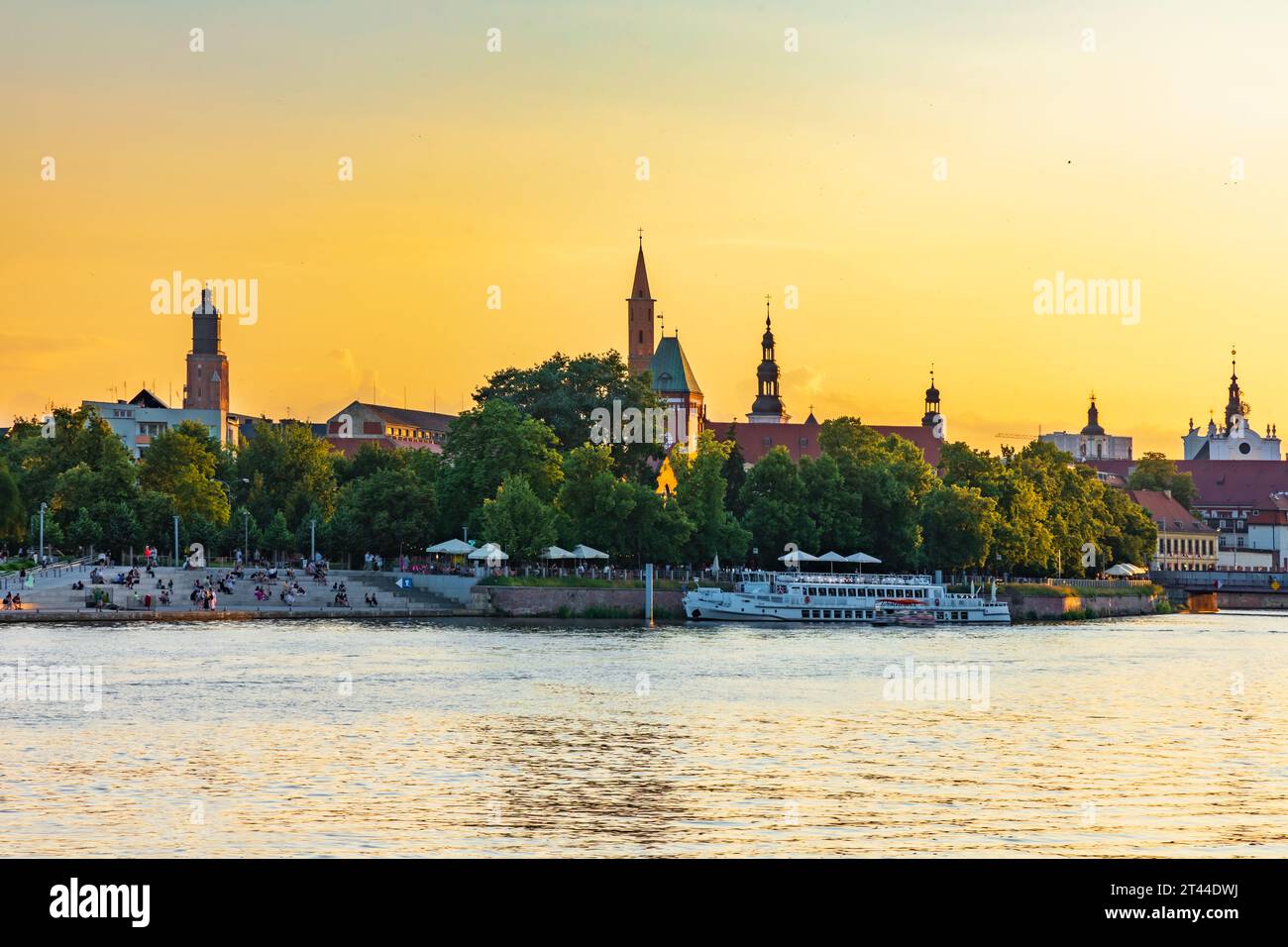 Breslavia, Polonia - giugno 25 2023: Splendido e colorato paesaggio urbano della città vecchia e passeggiata nella città di Breslavia sul fiume Odra presso la splendida Golden hou Foto Stock