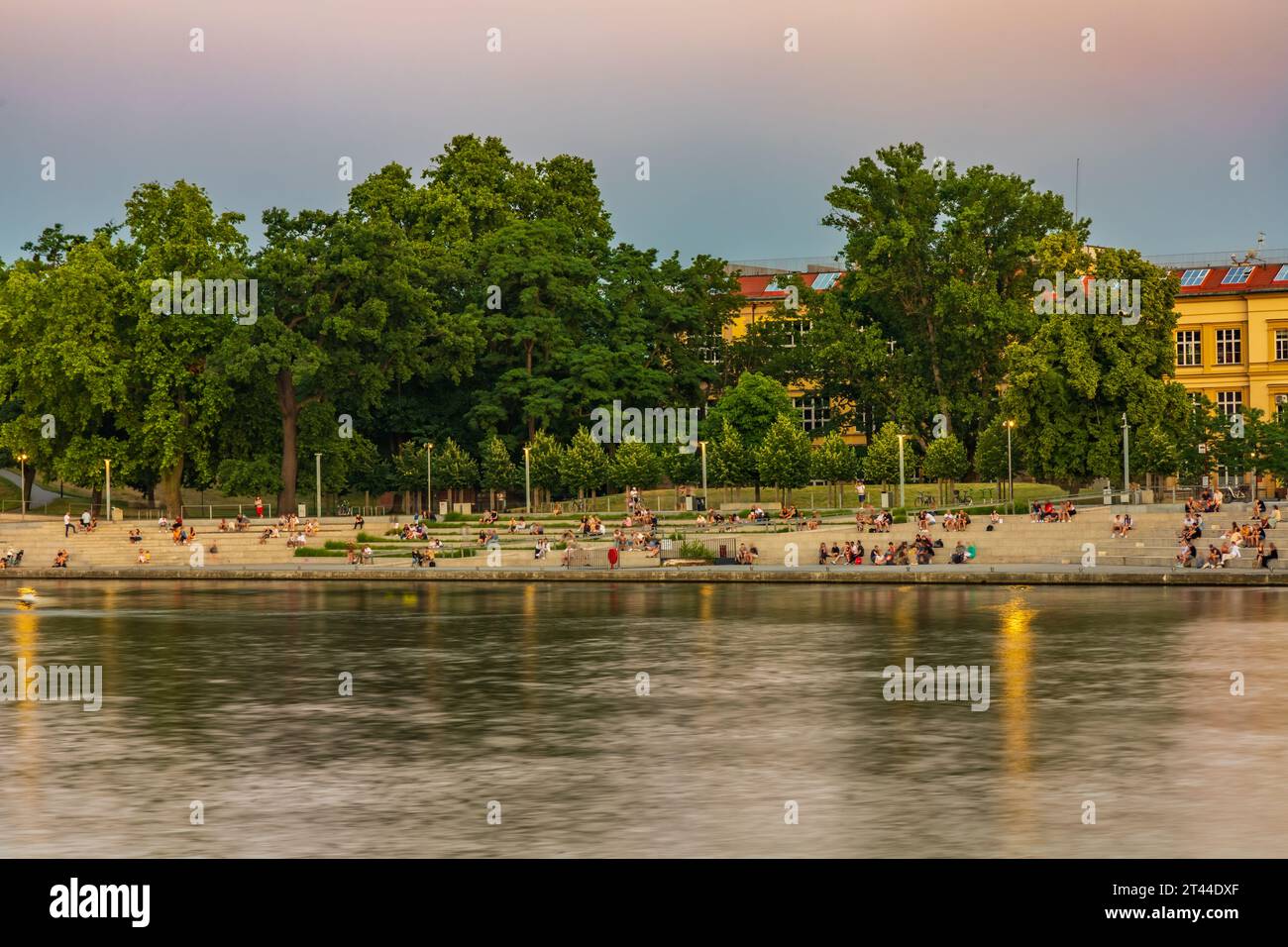 Breslavia, Polonia - giugno 25 2023: Splendido e colorato paesaggio urbano della città vecchia e passeggiata nella città di Breslavia sul fiume Odra presso la splendida Golden hou Foto Stock