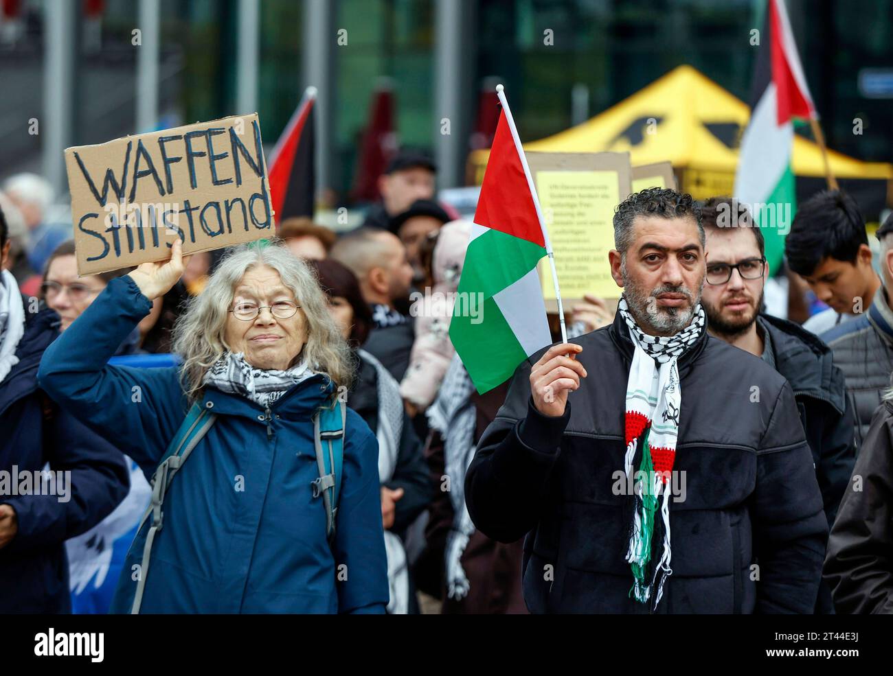 Demo Frieden im Nahen Osten Berlin, 28.10.2023 - Am Berliner Hauptbahnhof haben Palaestinenser, Juden und andere Gruppen fuer Frieden im Nahen Osten demonstriert und ein sofortigen Waffenstillstand gefordert. Berlin Berlin Deutschland *** Demo Peace in the Middle East Berlin, 28 10 2023 palestinesi, ebrei e altri gruppi hanno manifestato alla stazione centrale di Berlino per la pace in Medio Oriente e hanno chiesto un immediato cessate il fuoco Berlino Berlino Germania Credit: Imago/Alamy Live News Foto Stock