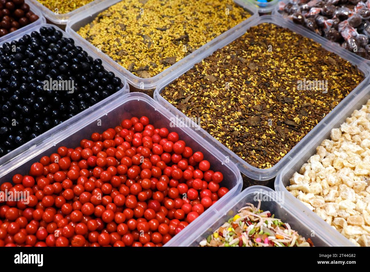 Varietà indiana di deodorante tradizionale in ciotola in vendita, mukhwas, poona, deodorante tradizionale indiano bocca. Foto Stock