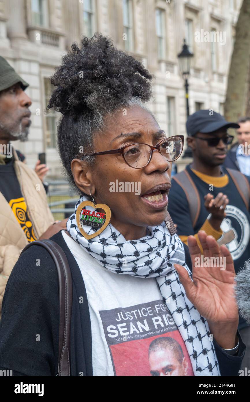 Londra, Regno Unito. 28 ottobre 2023. Marcia Rigg. La processione annuale della United Families and Friends Campaign (UFFC) ha marciato da Trafalgar Square a Downing St per un raduno con oratori delle famiglie i cui parenti sono stati uccisi dalla polizia e in detenzione penale, mentale e immigrazione. Chiedono giustizia e indagini adeguate con gli agenti coinvolti per curare altri sospettati di crimini. Peter Marshall/Alamy Live News Foto Stock