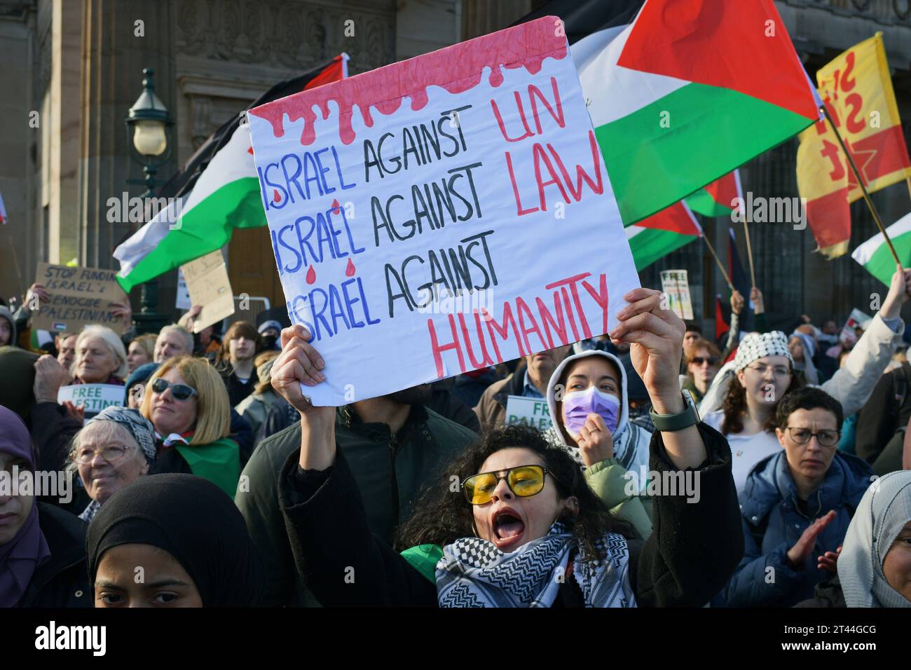 Edimburgo Scozia, Regno Unito 28 ottobre 2023. Centinaia di manifestanti pro Palestina si riuniscono al tumulo per una manifestazione poi marciano lungo Princes Street fino al Consolato generale degli Stati Uniti. credit sst/alamy live news Foto Stock
