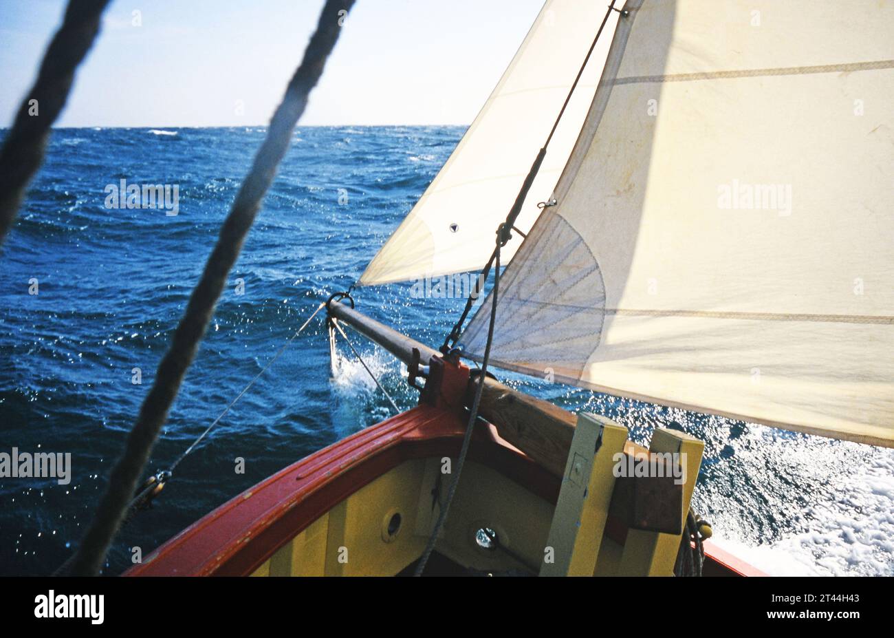 Navigando su Pettifox, una replica di granchi francesi, l'ultima barca a vela costruita sulle isole Scilly. Questo fresa per pula che naviga a velocità ridotta fa scendere il suo bowsprit Foto Stock