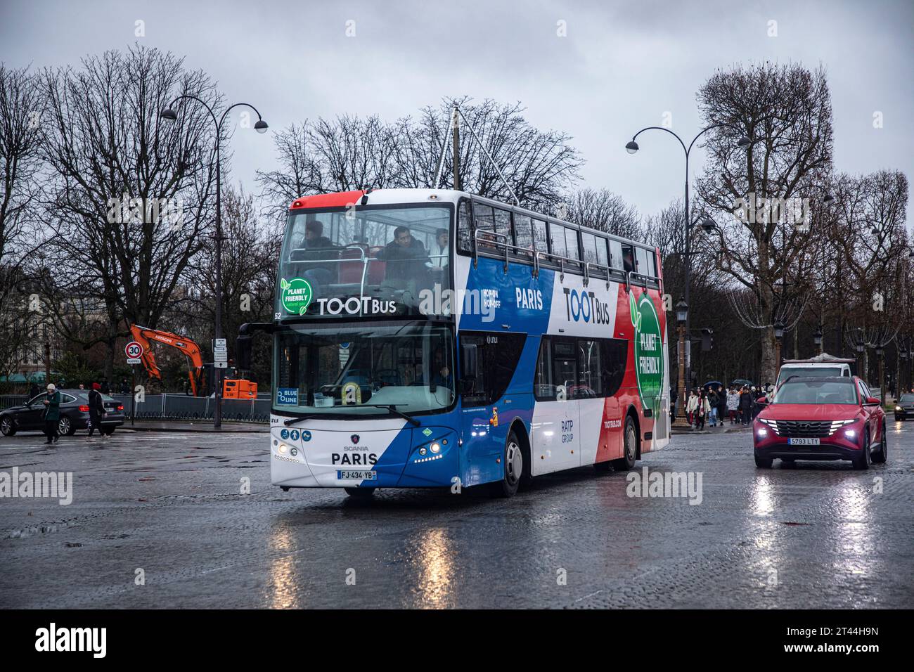 Un autobus turistico Hop-On Hop-Off Tootbus viaggia lungo le strade di Parigi, Francia. Foto Stock