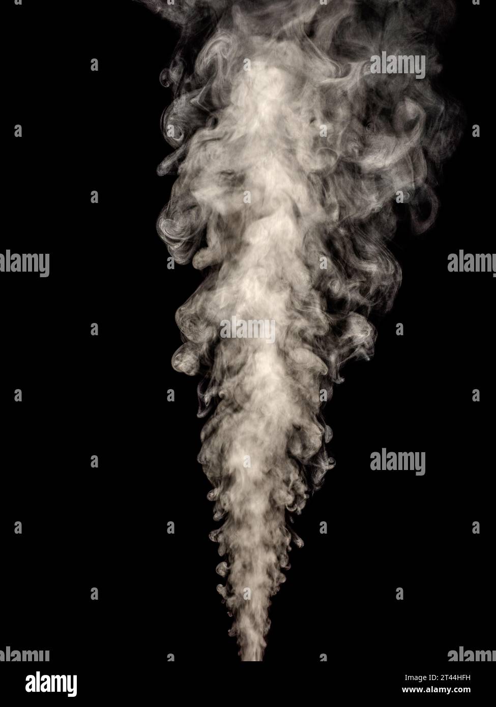Vapore di fumo bianco che sale su uno sfondo nero Foto Stock