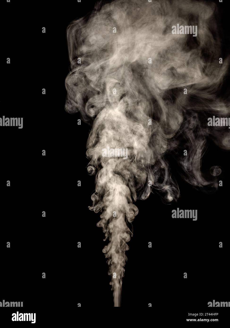 Fumo bianco spesso isolato su sfondo nero, innalzando i tuberi verso l'alto come effetto astratto Foto Stock