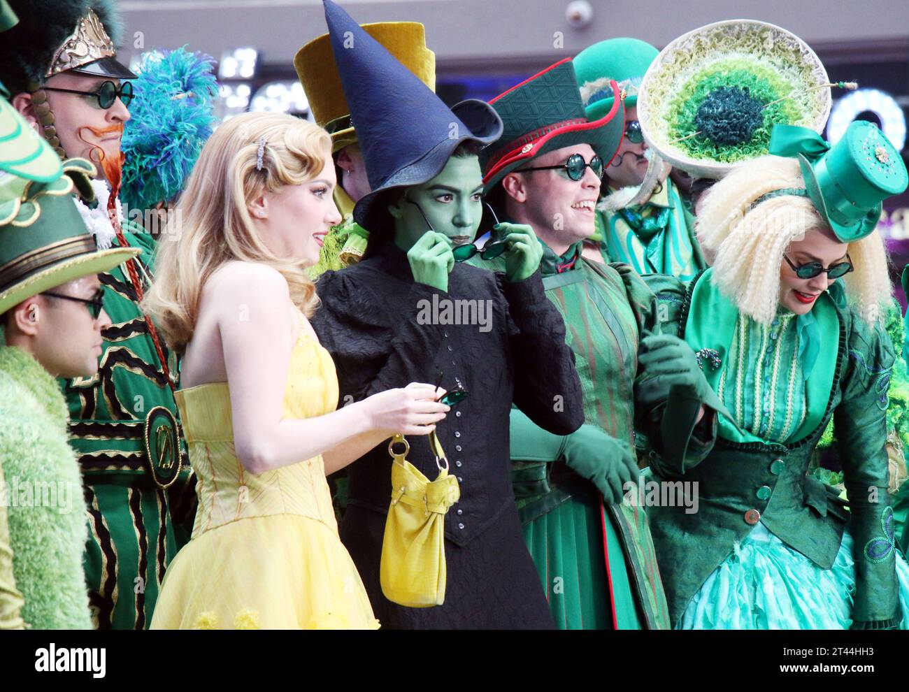 NEW YORK, NY - OTTOBRE 27: Alyssa Fox e McKenzie Kurtz e il cast di Broadway 's Wicked, si esibiscono in Good Morning America il 27 ottobre 2023 a ne York City. Copyright: XRWx credito: Imago/Alamy Live News Foto Stock