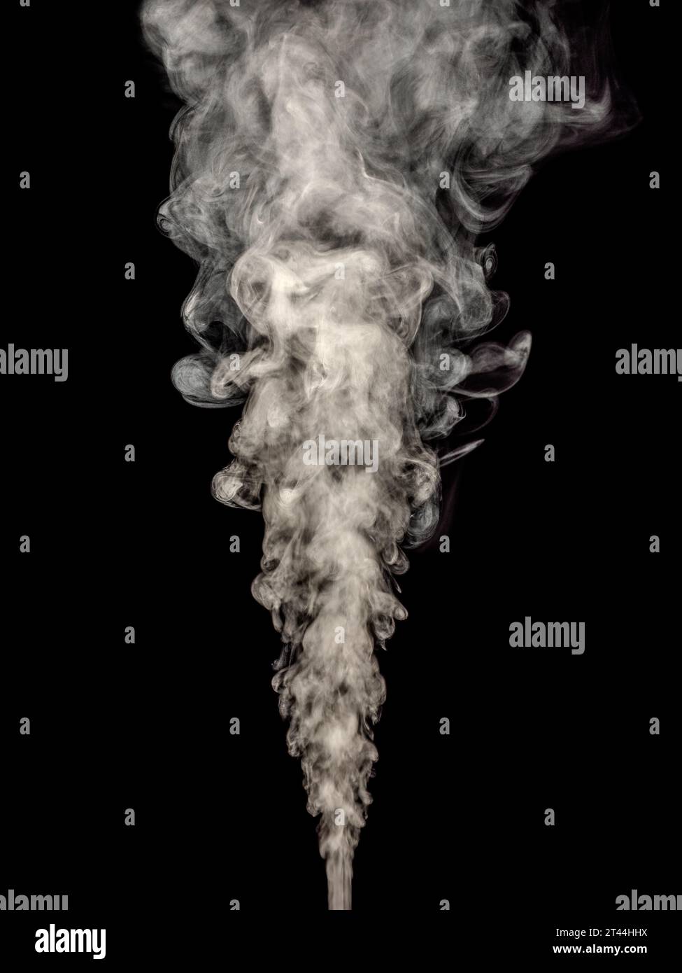 Il fumo bianco sorge in un torrente spesso isolato su uno sfondo nero Foto Stock