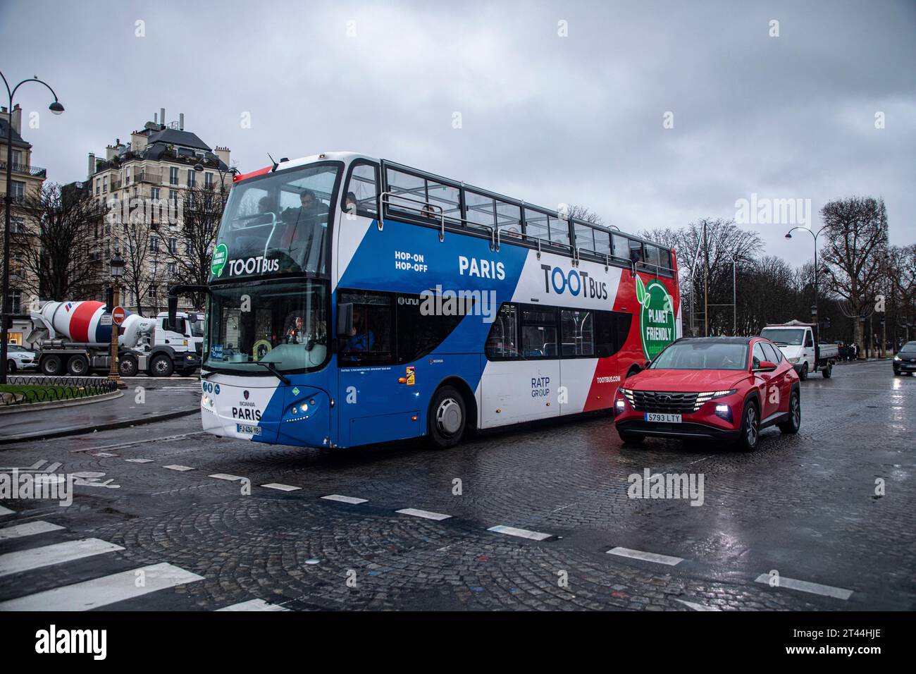 Un autobus turistico Hop-On Hop-Off Tootbus viaggia lungo le strade di Parigi, Francia. Foto Stock