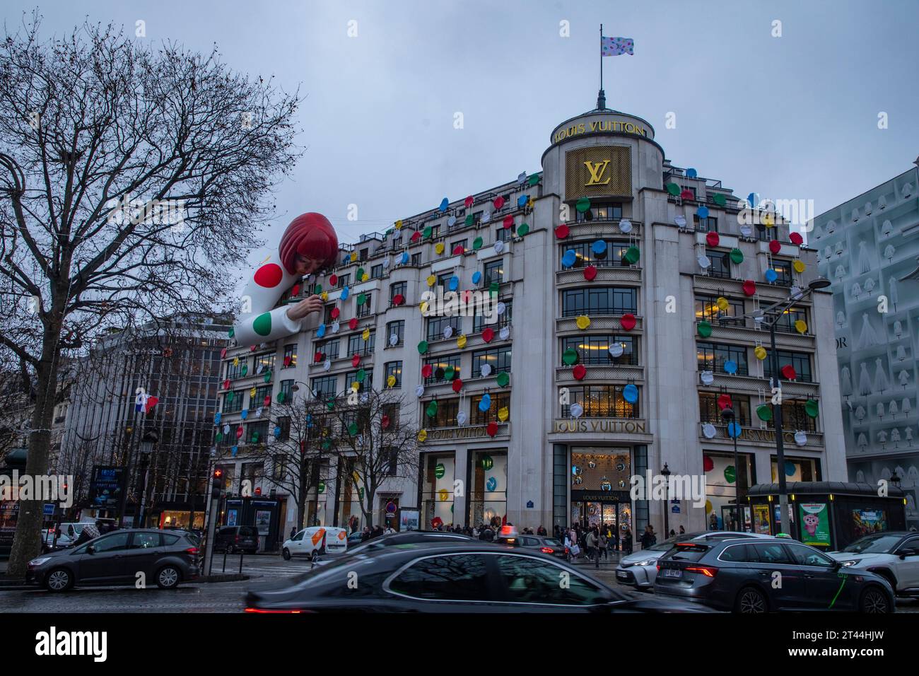 Una gigantesca scultura dell'artista giapponese Yayoi Kusama in cima ai grandi magazzini Louis Vuitton a Parigi, Francia. Foto Stock