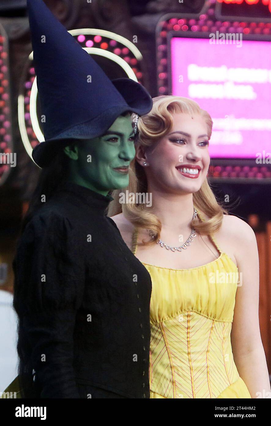 NEW YORK, NY - OTTOBRE 27: Alyssa Fox e McKenzie Kurtz e il cast di Broadway 's Wicked, si esibiscono in Good Morning America il 27 ottobre 2023 a ne York City. Copyright: XRWx credito: Imago/Alamy Live News Foto Stock