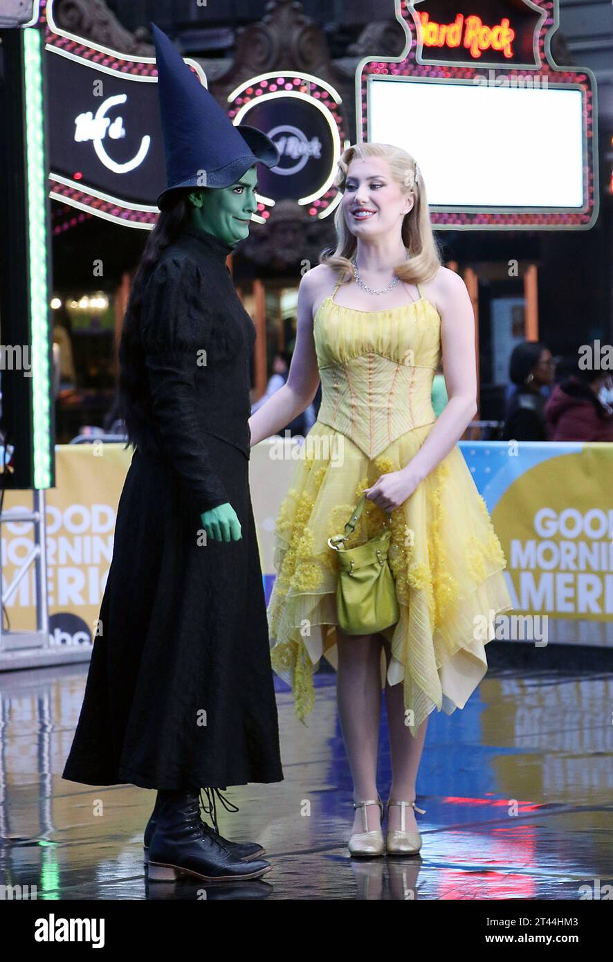 NEW YORK, NY - OTTOBRE 27: Alyssa Fox e McKenzie Kurtz e il cast di Broadway 's Wicked, si esibiscono in Good Morning America il 27 ottobre 2023 a ne York City. Copyright: XRWx credito: Imago/Alamy Live News Foto Stock