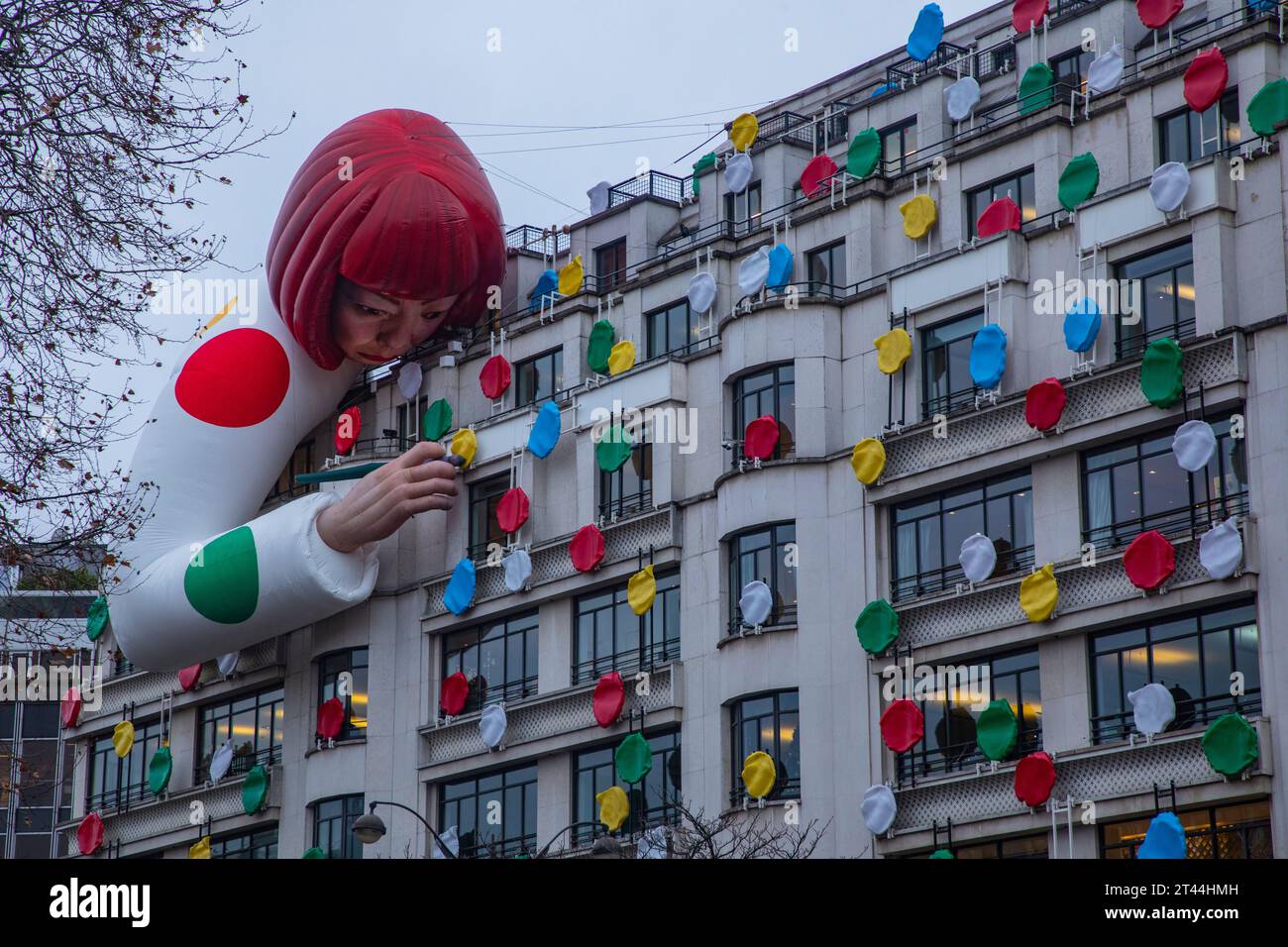 Una gigantesca scultura dell'artista giapponese Yayoi Kusama in cima ai grandi magazzini Louis Vuitton a Parigi, Francia. Foto Stock