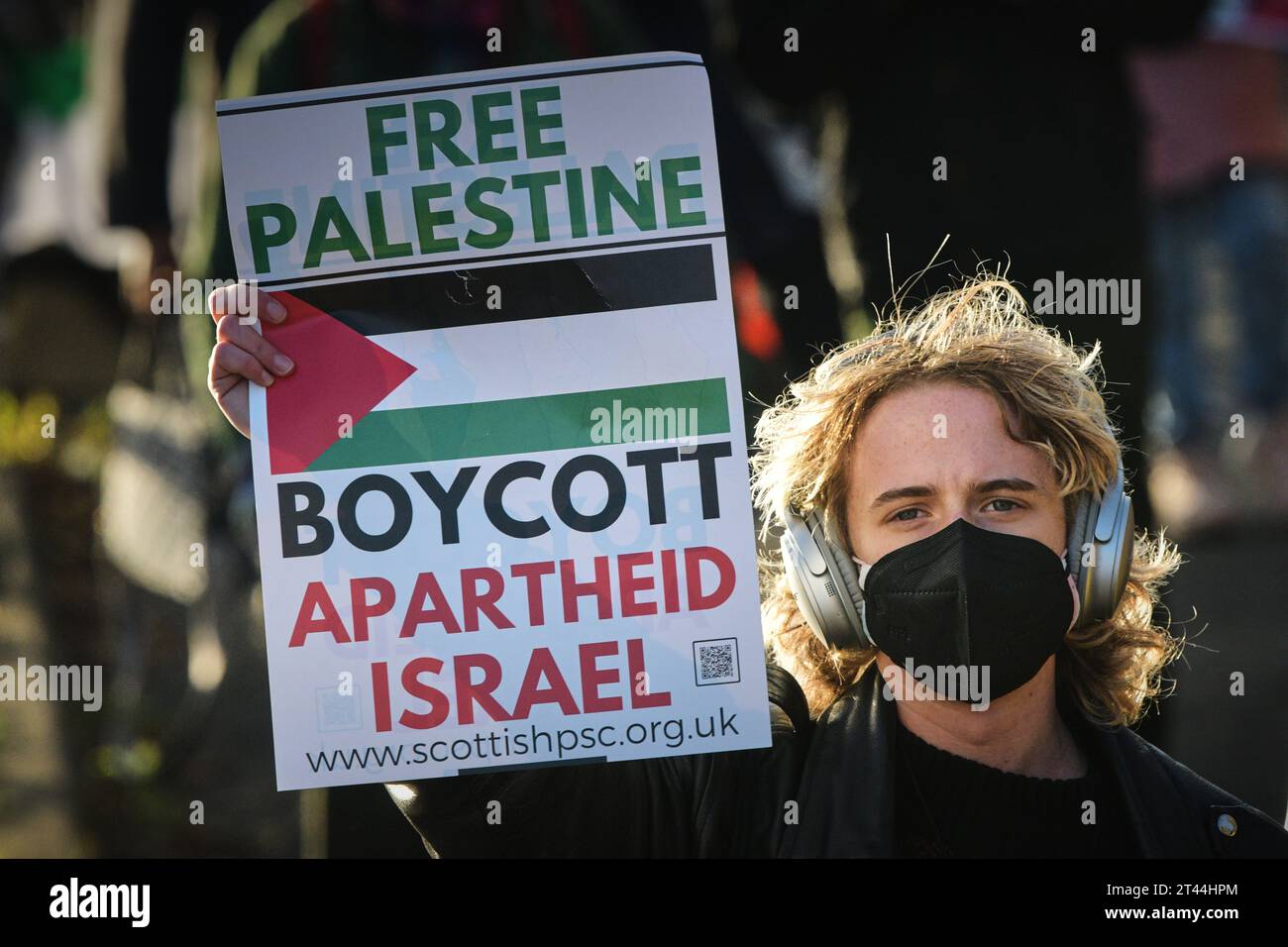 Edimburgo Scozia, Regno Unito 28 ottobre 2023. Centinaia di manifestanti pro Palestina si riuniscono al tumulo per una manifestazione poi marciano lungo Princes Street fino al Consolato generale degli Stati Uniti. credit sst/alamy live news Foto Stock