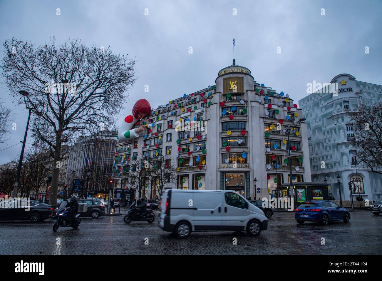 Una gigantesca scultura dell'artista giapponese Yayoi Kusama in cima ai grandi magazzini Louis Vuitton a Parigi, Francia. Foto Stock