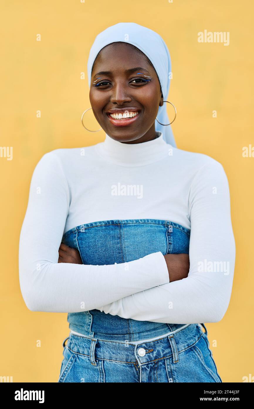 Ritratto di una giovane donna musulmana africana sorridente Foto Stock