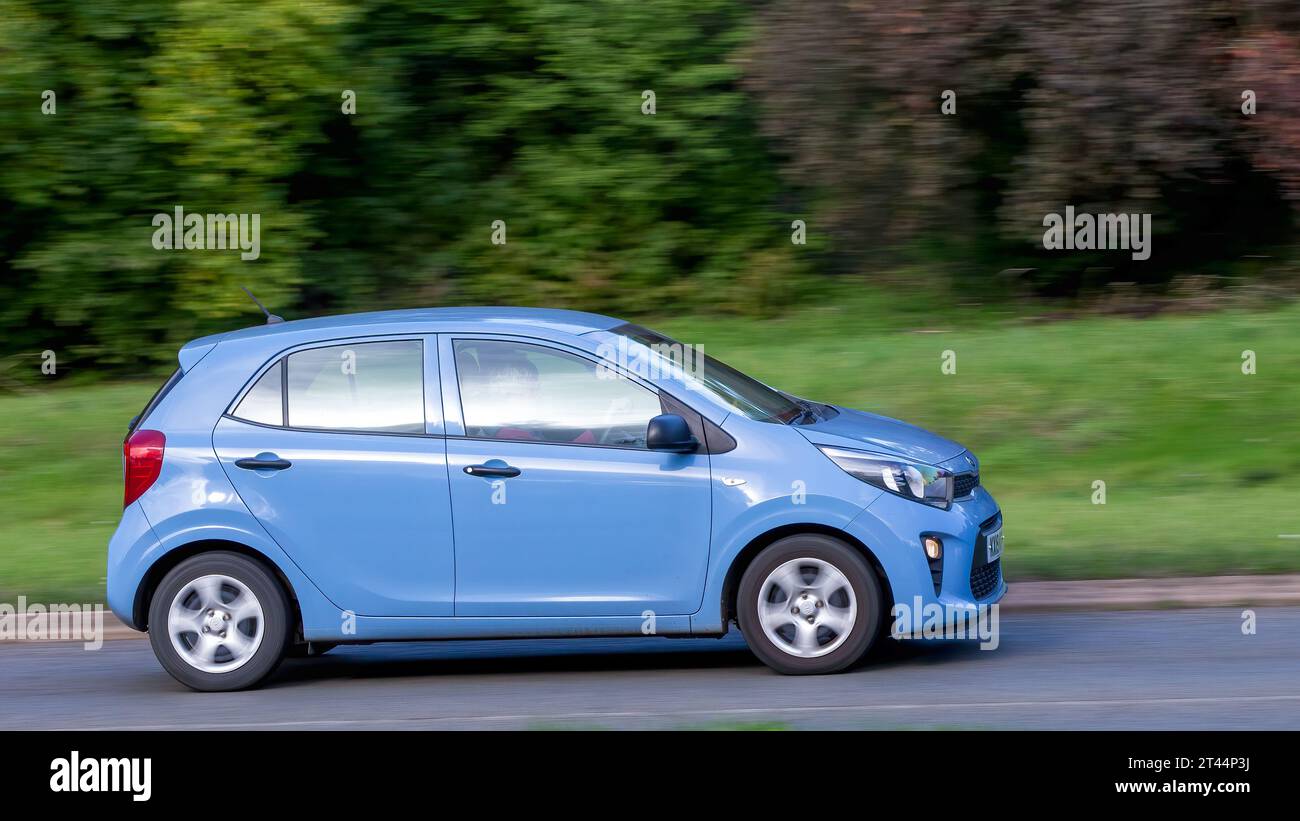 Milton Keynes, Regno Unito - 28 ottobre 2023: 2019 Blue Kia Picanto che guida su una strada inglese Foto Stock