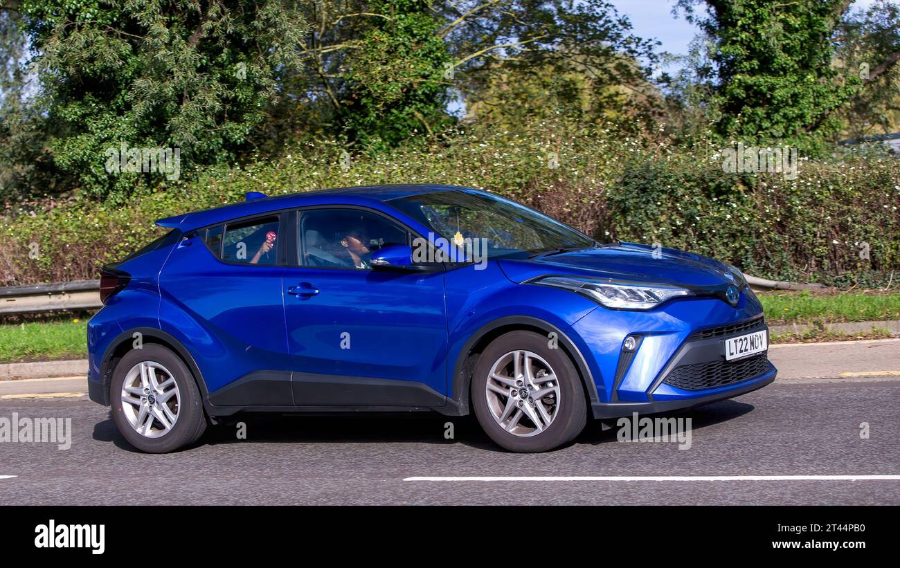 Milton Keynes, Regno Unito - 22 ottobre 2023: 2022 auto elettrica ibrida Toyota C-HR blu su una strada inglese Foto Stock