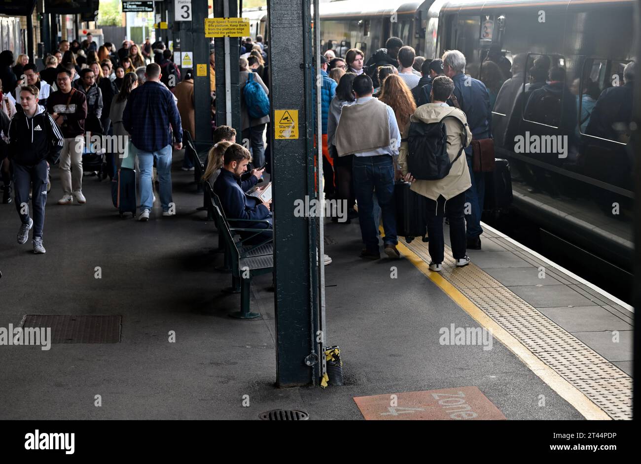 Folle di passeggeri in treno alla stazione ferroviaria, Regno Unito Foto Stock