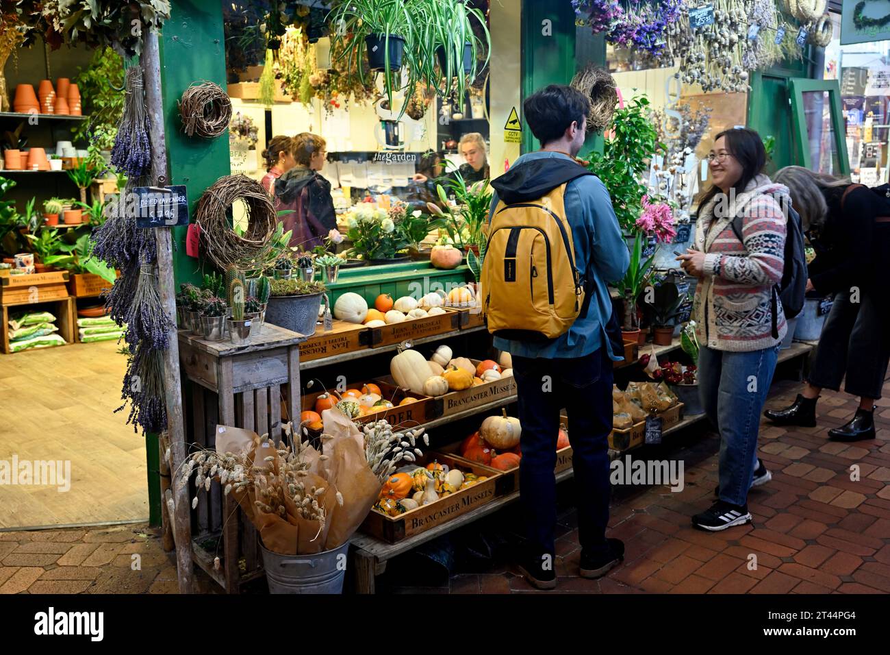 All'interno del leggendario mercato coperto coperto al coperto di Oxford, che attrae molti locali e supervisiona i visitatori, vendendo bancarelle di piante, Regno Unito Foto Stock