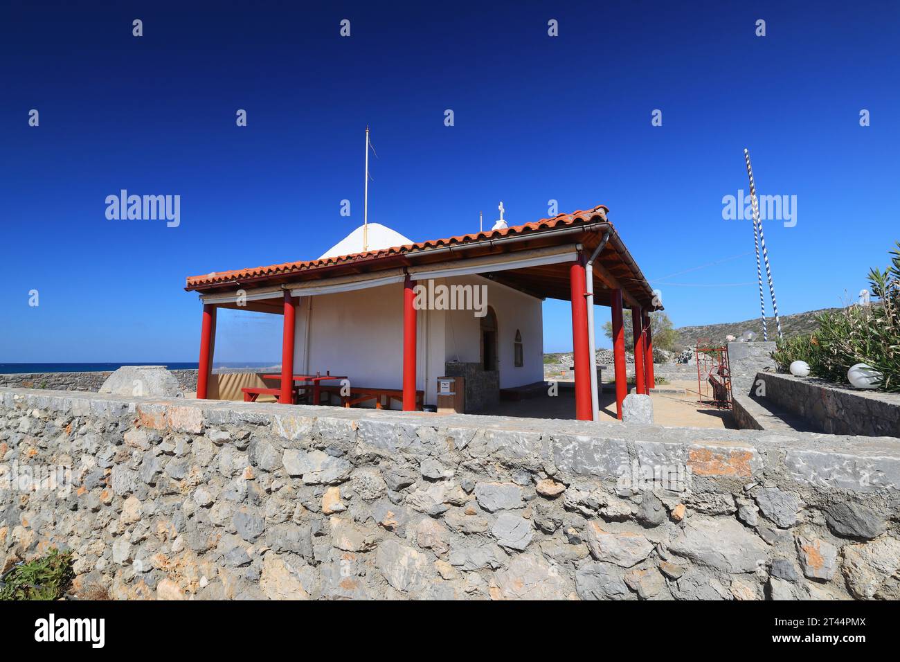 Piccola chiesa tra Sissi e Malia con montagne sullo sfondo, Creta, Grecia, Europa. Foto Stock