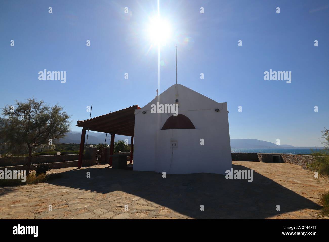 Piccola chiesa tra Sissi e Malia con il sole sullo sfondo, Creta, Grecia, Europa. Foto Stock