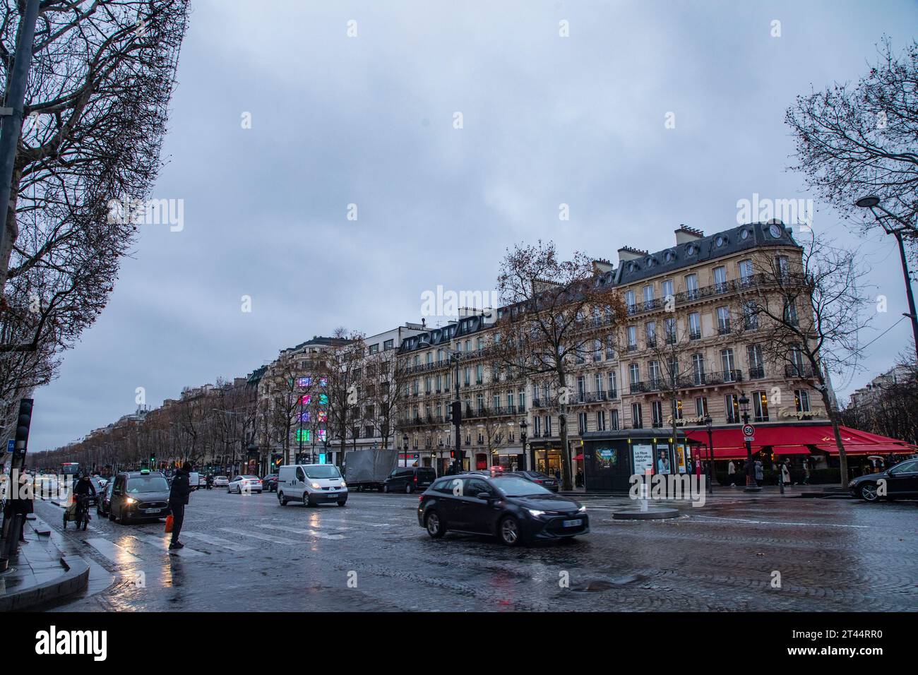 Uno splendido paesaggio urbano di Parigi, Francia, che mostra la sua architettura iconica e il vibrante fascino urbano. Foto Stock
