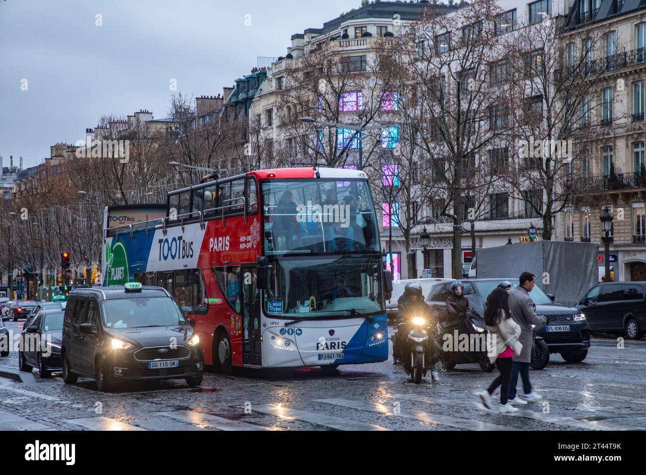 Un autobus turistico Hop-On Hop-Off Tootbus viaggia lungo le strade di Parigi, Francia. Foto Stock