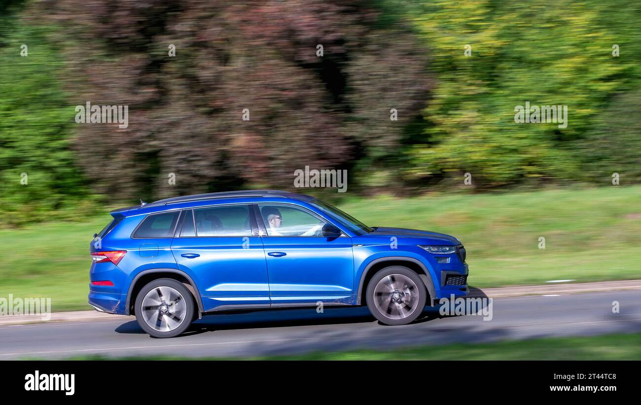 Milton Keynes, Regno Unito - 28 ottobre 2023: 2023 Blue Skoda Kodiaq che guida su una strada inglese Foto Stock