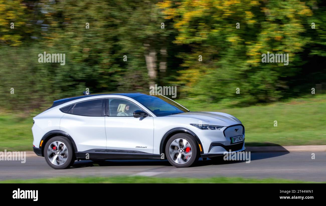 Milton Keynes, Regno Unito - 28 ottobre 2023: 2023 auto elettrica Ford Mustang bianca che guida su una strada inglese Foto Stock