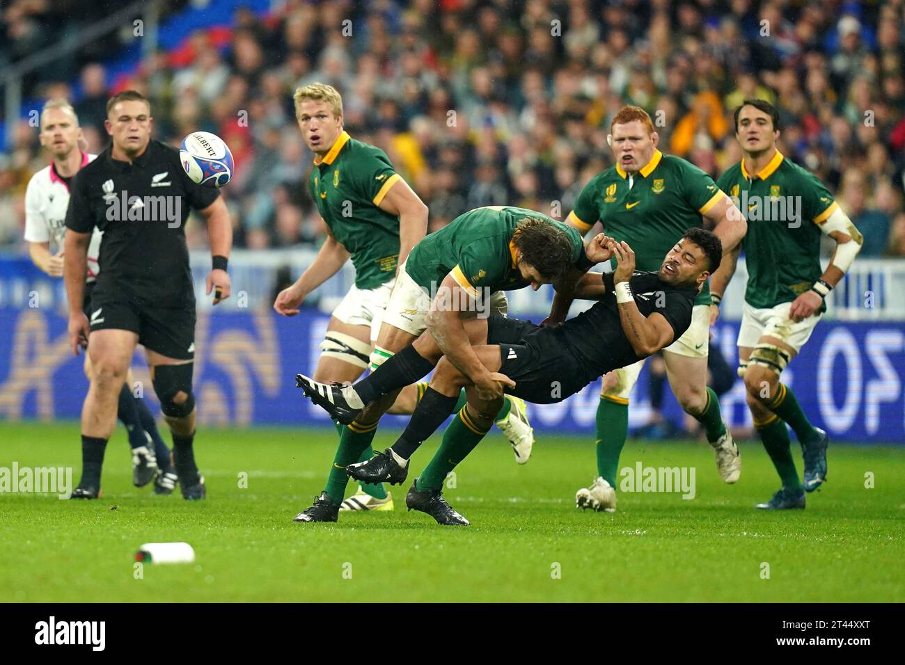 Il sudafricano Eben Etzebeth (a sinistra) affronta Richie Mo'unga della nuova Zelanda durante la finale di Coppa del mondo di rugby 2023 allo Stade de France di Parigi. Data immagine: Sabato 28 ottobre 2023. Foto Stock