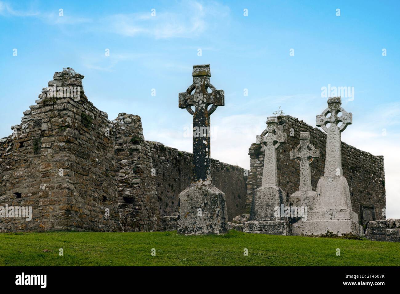 Clonmacnoise è un primo insediamento monastico fondato nel vi secolo da San Ciarán. Si trova sulle rive del fiume Shannon nella contea Foto Stock