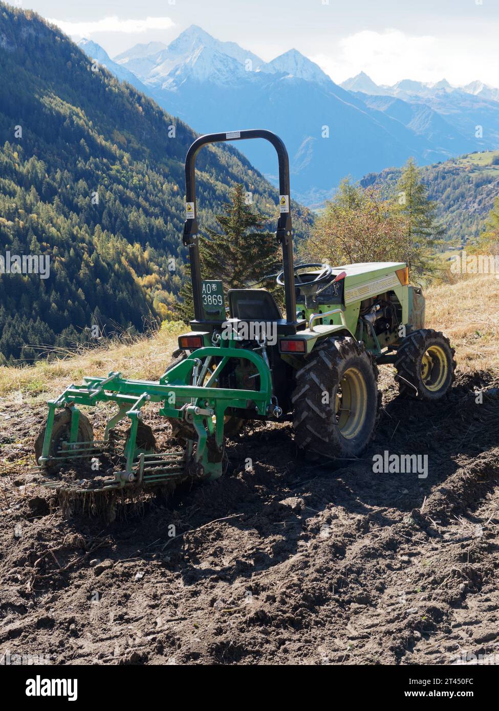Trattore in pausa durante la raccolta delle patate in una giornata autunnale tra le montagne della Valle d'Aosta NW Italia. 27 ottobre 2023 Foto Stock