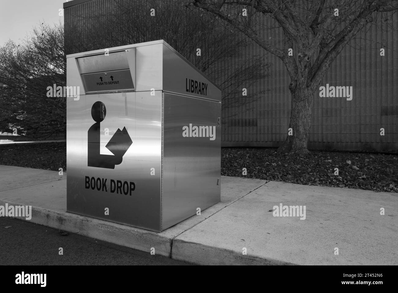 Cassetta di riconsegna libri in una biblioteca pubblica Foto Stock