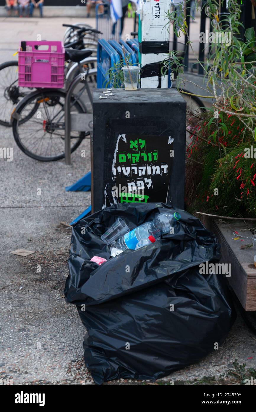 Tel Aviv, Israele - 28 ottobre 2023 - poster israeliano contro il governo relativo all'attacco terroristico del 7 ottobre. Il testo di Hberew dice di non lanciare d Foto Stock